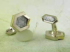 Запонки "Оберон" из золота с настоящим метеоритом Муонионалуста. Уникальный подарок мужчине.