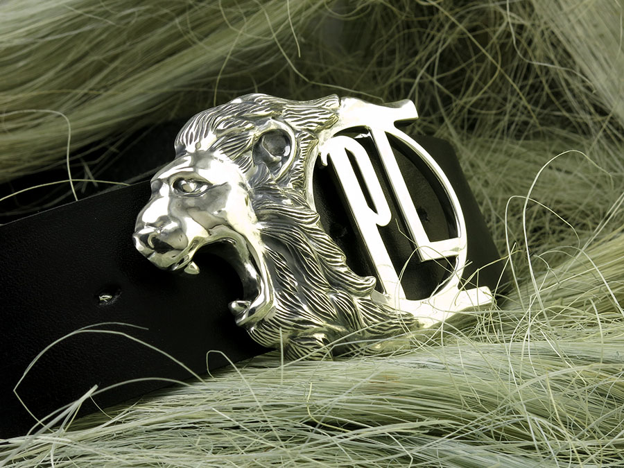Пряжка из серебра с инициалами и знаком зодиака Лев.