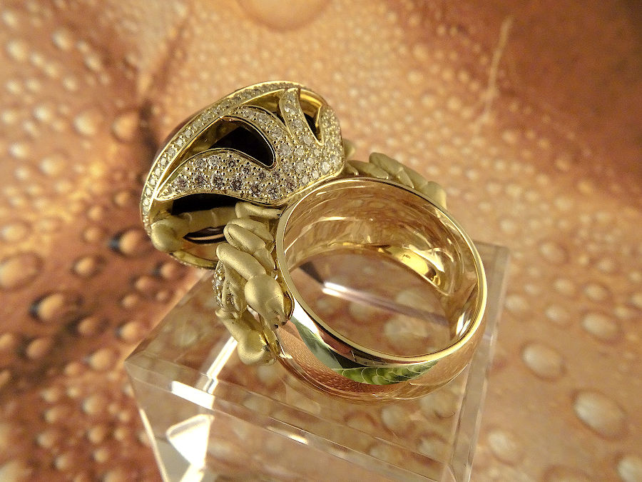 Эксклюзивное кольцо "Опал и скорпионы" из желтого золота с бриллиантами и большим опалом