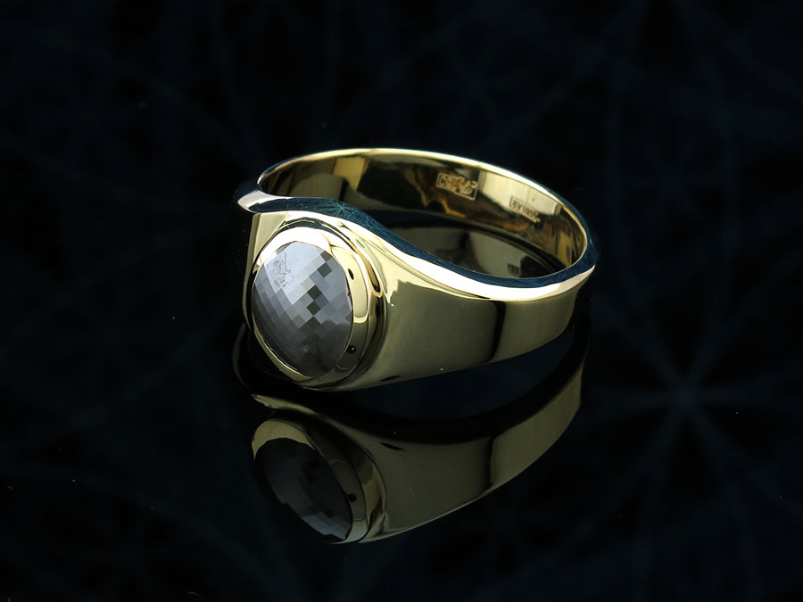 Мужское кольцо из золота с черным бриллиантом