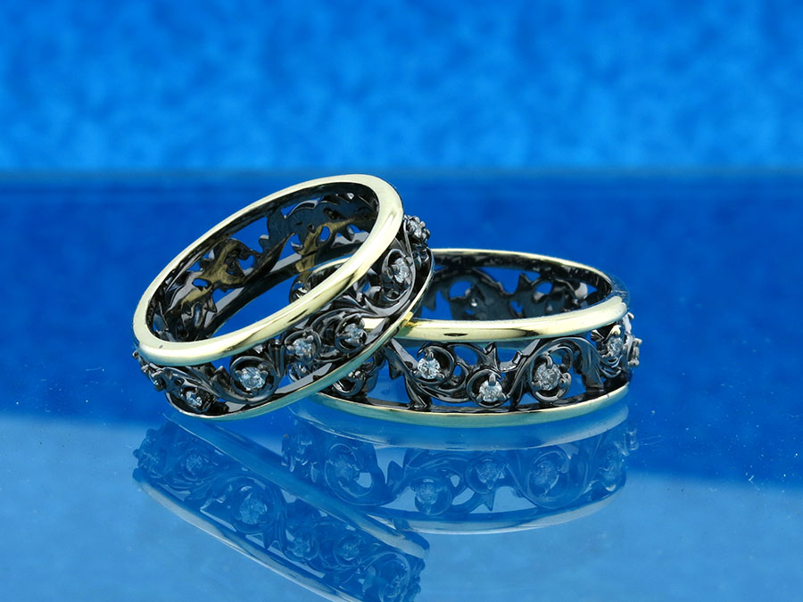 Обручальные кольца из золота 750 пробы с бриллиантами и черным родием