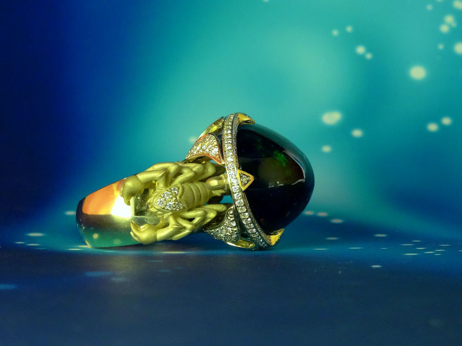 Эксклюзивное кольцо "Опал и скорпионы" из желтого золота с бриллиантами и большим опалом