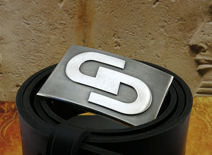 Пряжка из серебра с логотипом "CD"