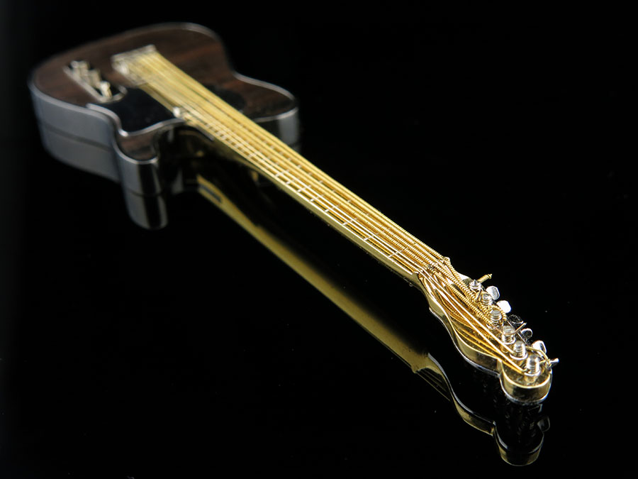 Миниатюрная копия гитары из золота, серебра и эбена.
