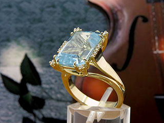 Кольцо из желтого золота с Аквамарином и бриллиантами.