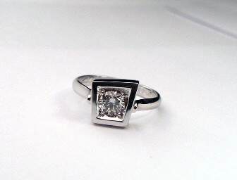 Кольцо на помолвку с бриллиантом из белого золота 750 пробы. Изготовление на заказ